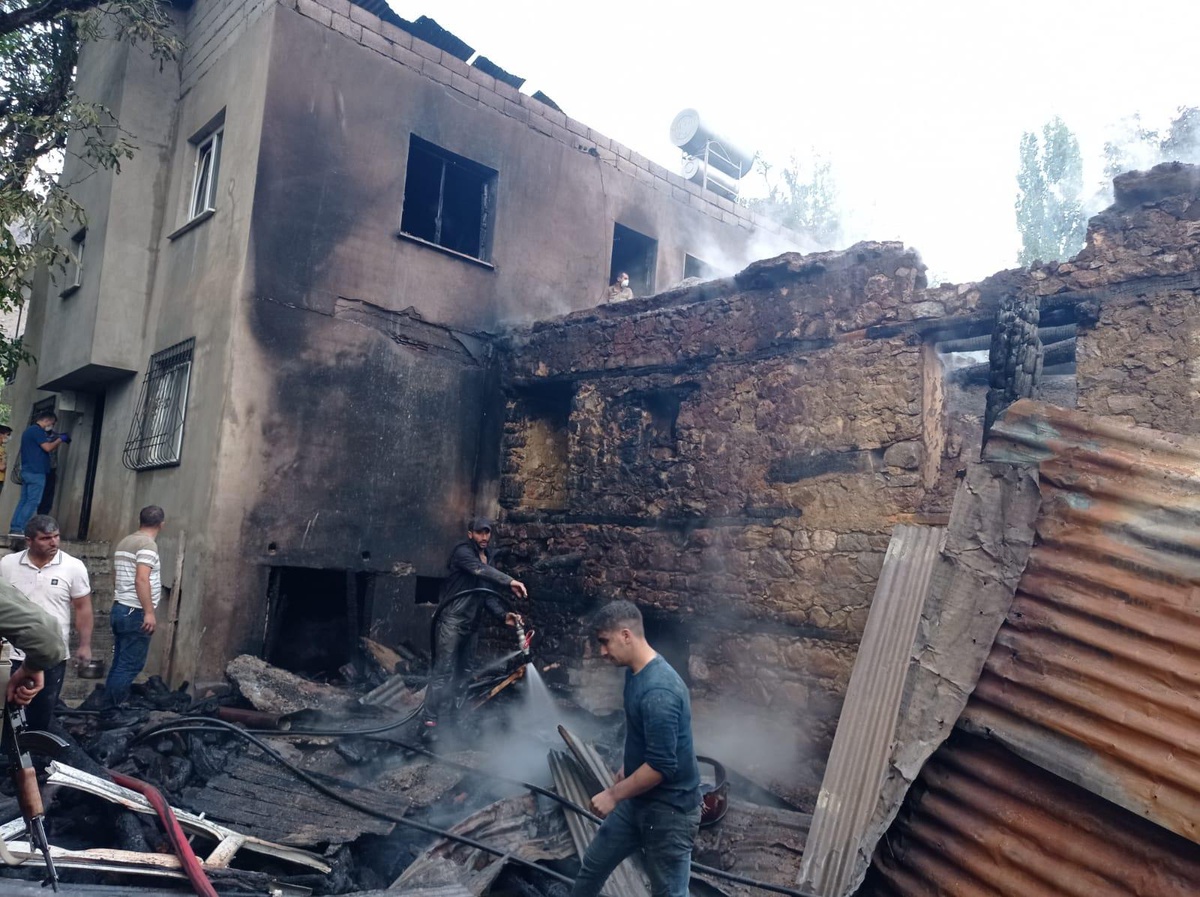 Son dakika: Siirt\'te 2 ev ve köy okulunda çıkan yangın hasara neden oldu