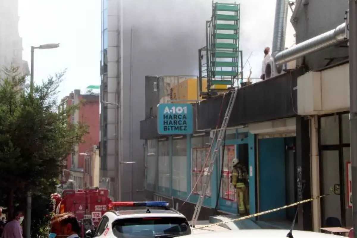 Son dakika: ŞİŞLİ\'DE İŞ MERKEZİNİN ÇATISINDA YANGIN