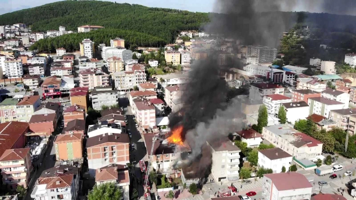 Sultanbeyli\'de mobilya imalathanesi alev alev yandı