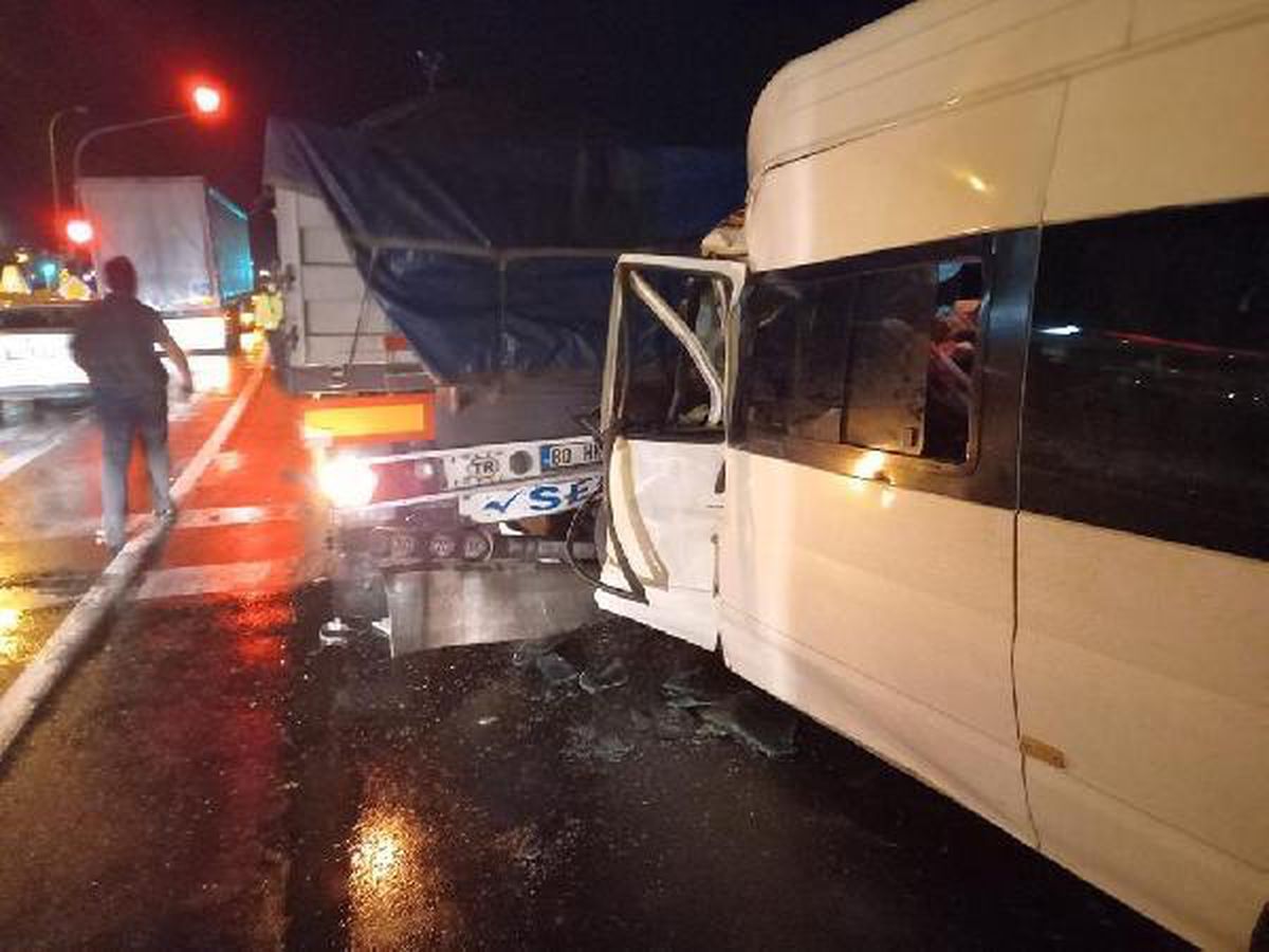 Son dakika haberleri... Tarım işçilerini taşıyan minibüs, TIR\'a çarptı: 5\'i çocuk 17 yaralı