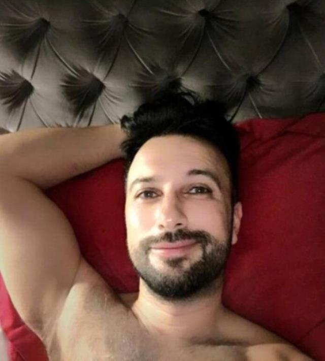 Tarkan, paylaşıp hemen sildiği yarı çıplak fotoğrafına açıklık getirdi