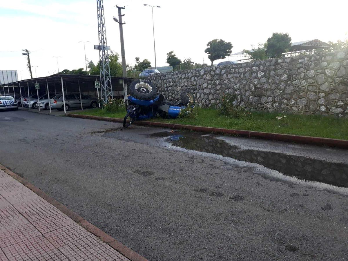 Son dakika haberi | Traktör polis merkezinin önüne devrildi: 1 yaralı