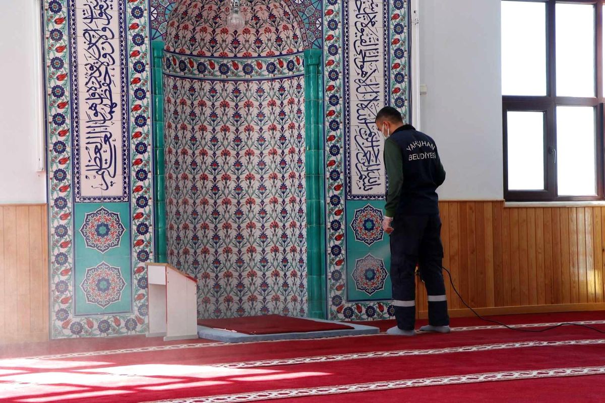 Yahşihan\'daki camiler Covid-19 önlemleri kapsamında dezenfekte ediliyor