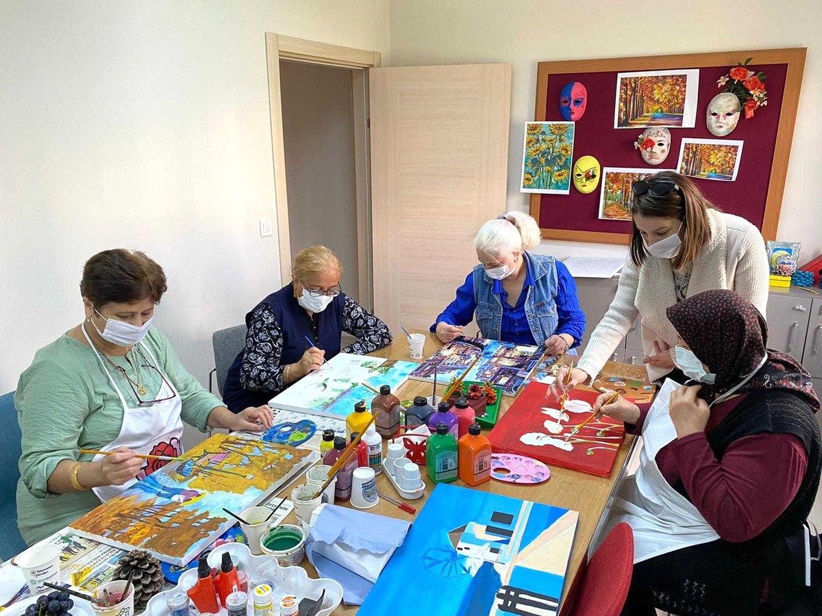 Yaşlı Yaşam Merkezi müdavimleri ebru ve resim öğreniyor