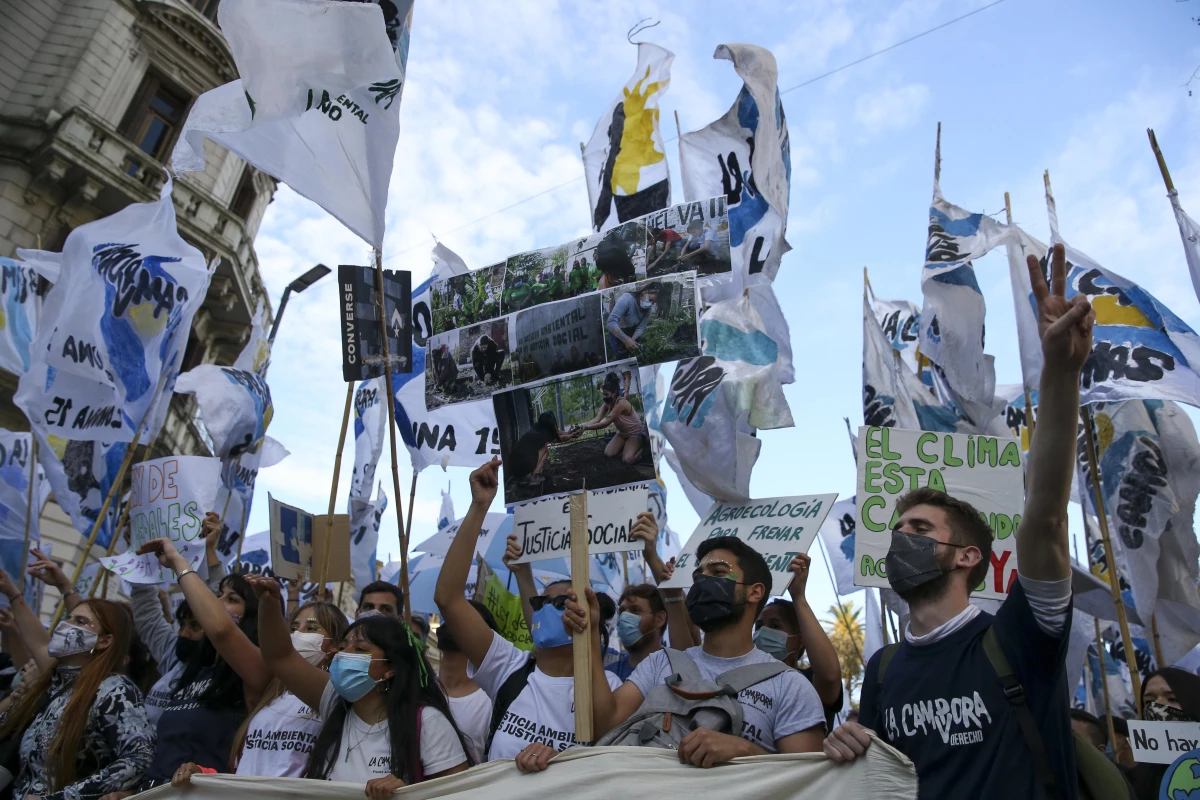BUENOS AIRES - Arjantin\'de yüzlerce kişi iklim değişikliğine dikkati çekmek için yürüdü