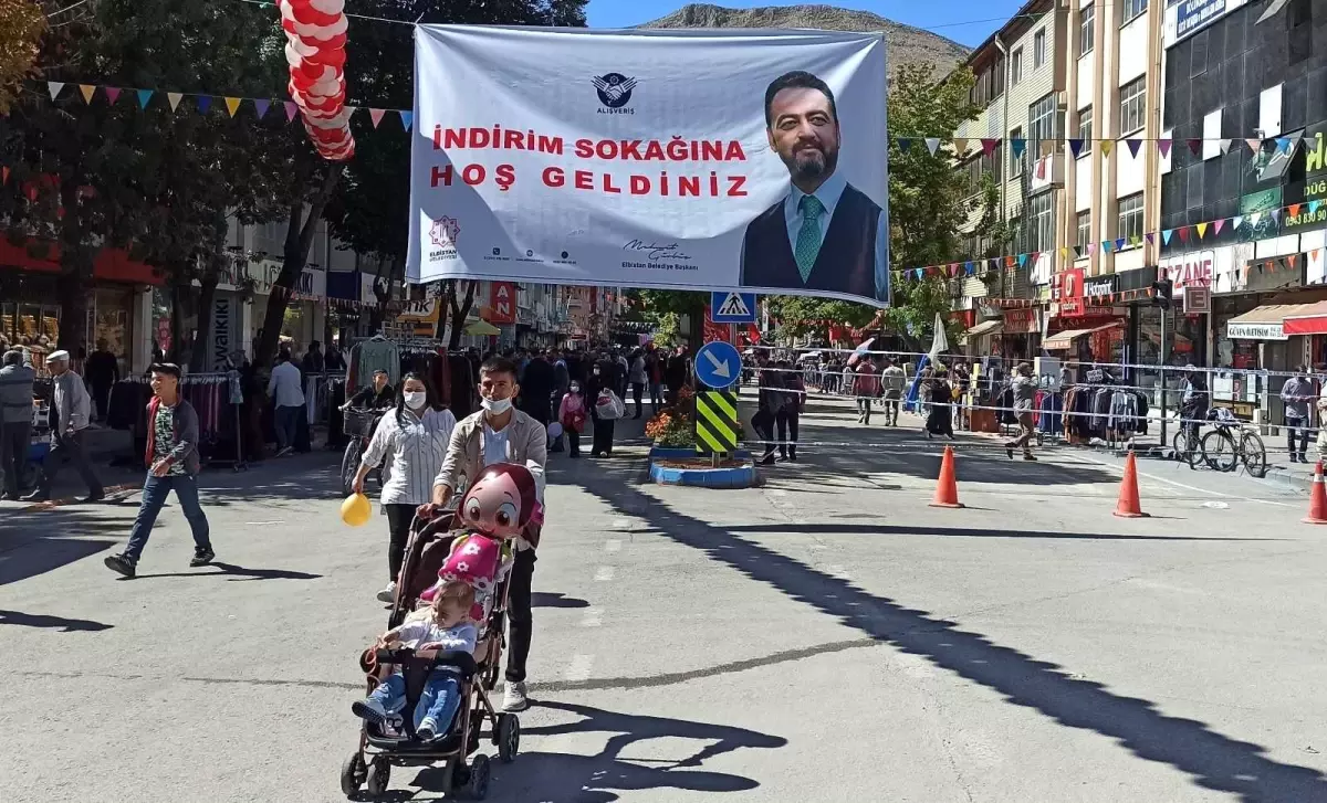 Caddeyi açık hava alışveriş merkezine dönüştürdüler