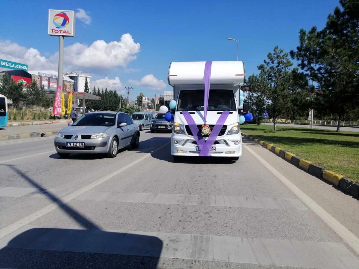 Gelin arabası olarak karavanı seçtiler