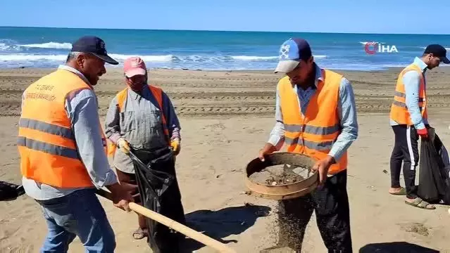Hatay'da petrol temizliği türkü eşliğinde devam ediyor Hatay'da petrol temizliği türkü eşliğinde devam ediyor