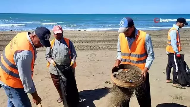 Hatay'da petrol temizliği türkü eşliğinde devam ediyor Hatay'da petrol temizliği türkü eşliğinde devam ediyor