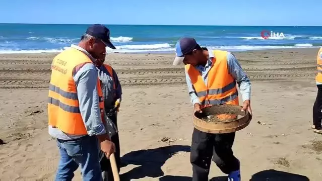 Hatay'da petrol temizliği türkü eşliğinde devam ediyor Hatay'da petrol temizliği türkü eşliğinde devam ediyor