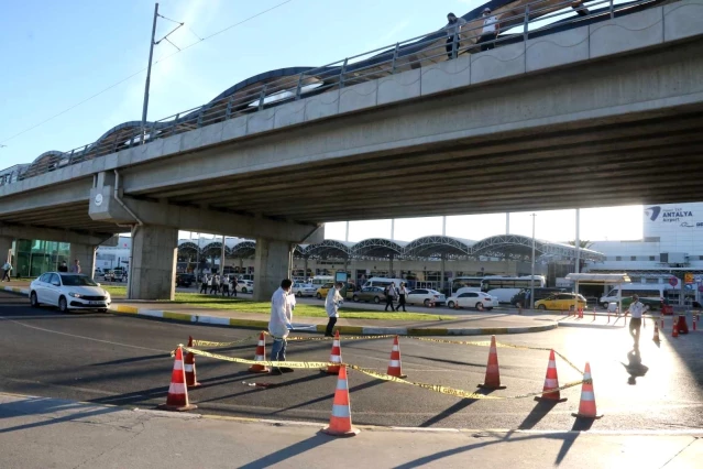 Son dakika haberi... Havalimanındaki tramvay durağından aşağı atlayan turist hayatını kaybetti