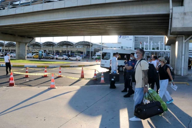 Son dakika haberi... Havalimanındaki tramvay durağından aşağı atlayan turist hayatını kaybetti