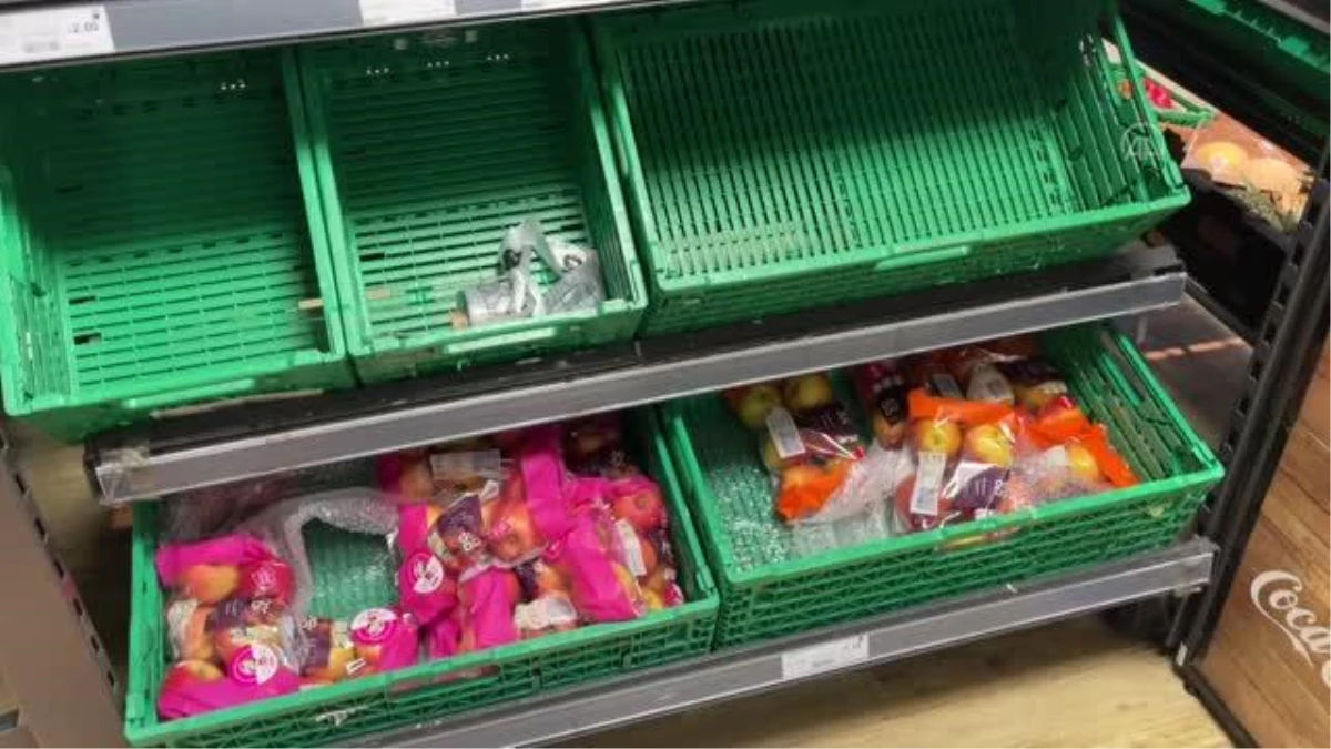 İngiltere\'de tedarik sorunu bazı marketlerde rafların boş kalmasına neden oldu