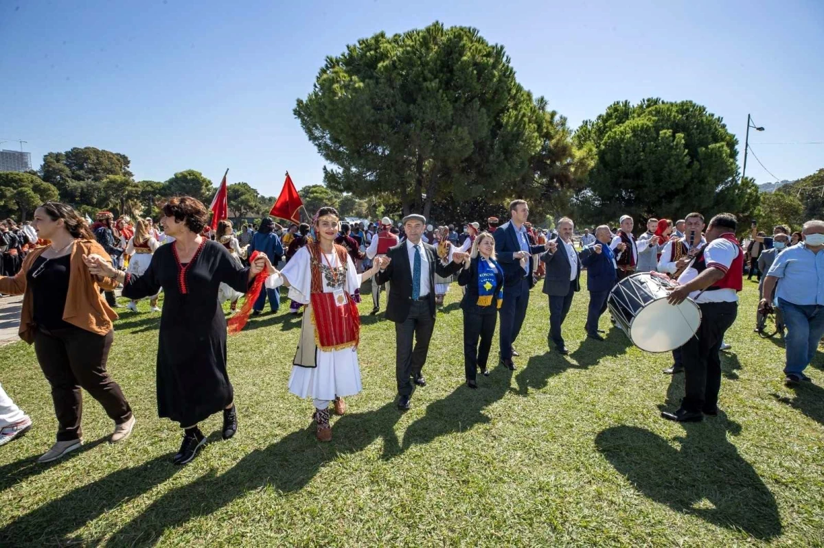 İzmir\'de "15. Balkanlılar Halk Dansları ve Kültürü Festivali" başladı