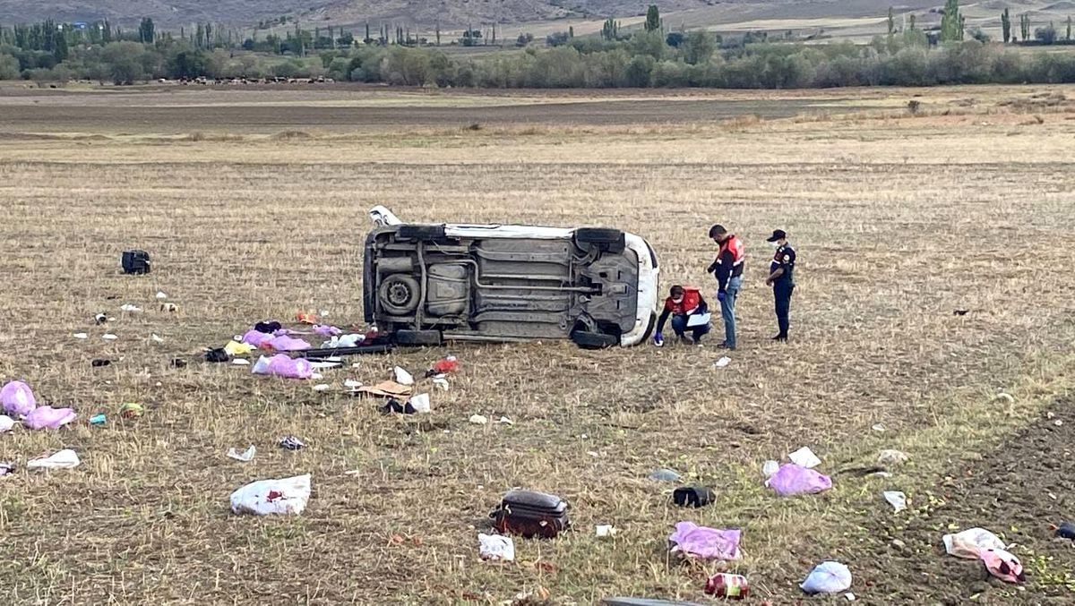 Kontrolden çıkan hafif ticari araç devrildi: 2 ölü, 3 yaralı