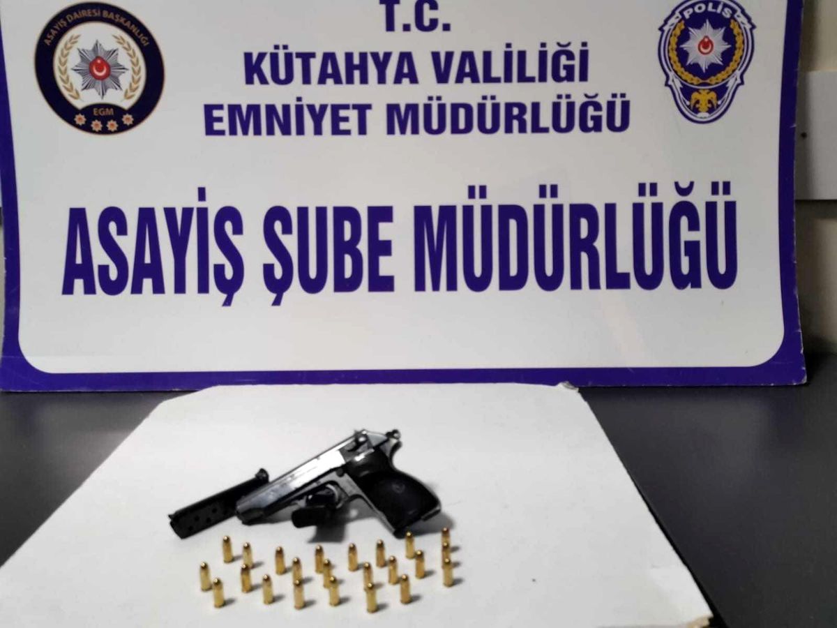 Kütahya\'da uyuşturucu madde, kaçak alkol ve ruhsatsız tabanca ele geçirildi