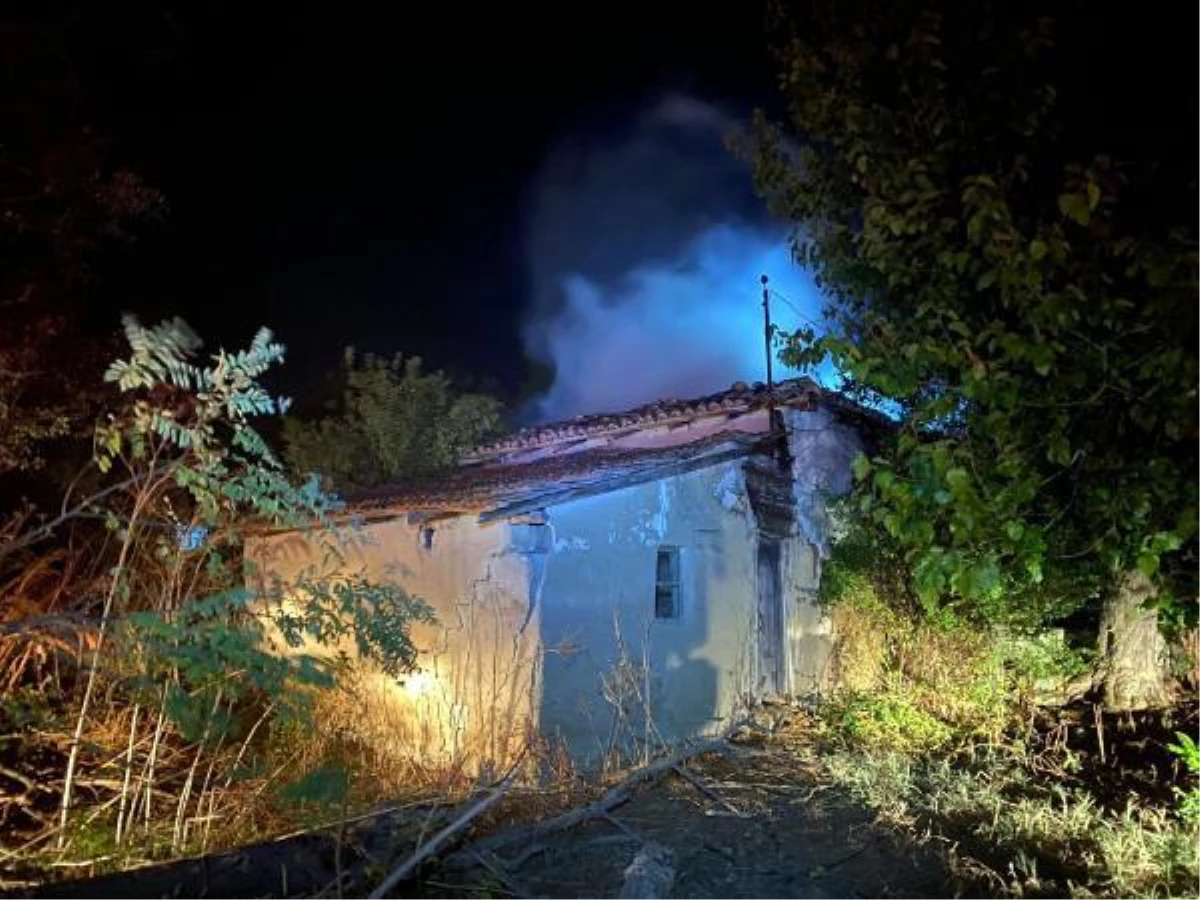 Malkara\'da çıkan yangında 2 ev kullanılamaz hale geldi
