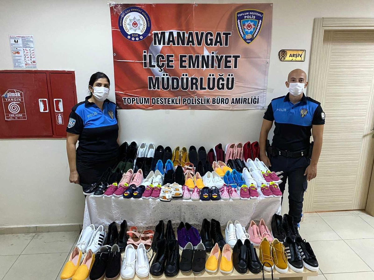 Manavgat polisi yangın bölgesinde ayakkabı dağıttı