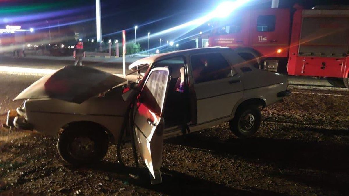 Manisa\'da park halindeki tankere çarpan otomobilin sürücüsü yaralandı