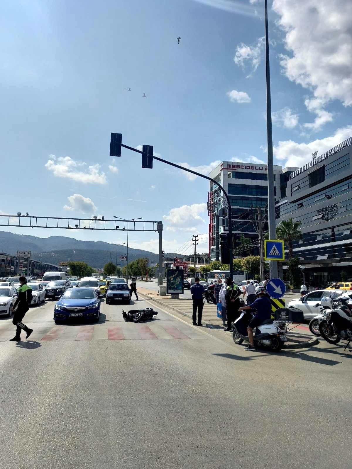 Plakasız motosiklet sürücüsü kaçarken ortalığı birbirine kattı