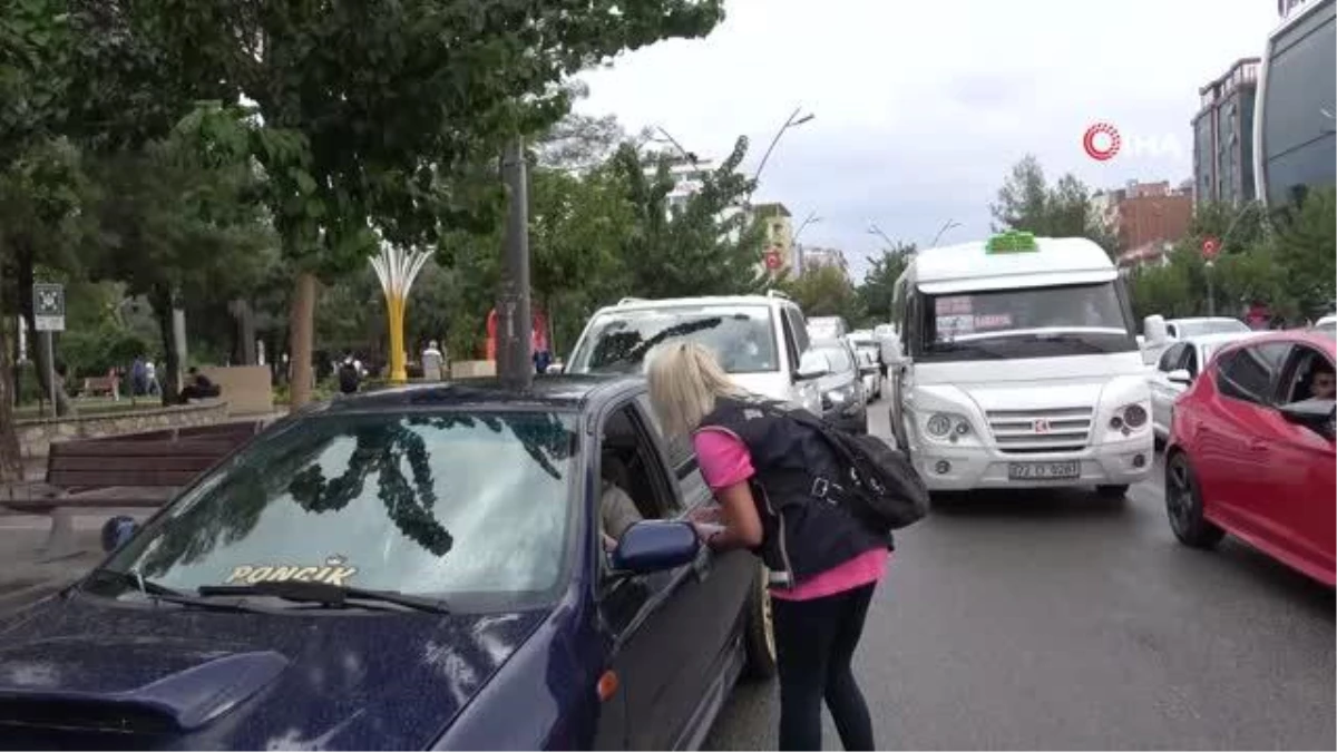 Polisler dilendirilen ve sokakta çalıştırılan çocukları topluma kazandırmak için sürücüleri bilgilendirdi