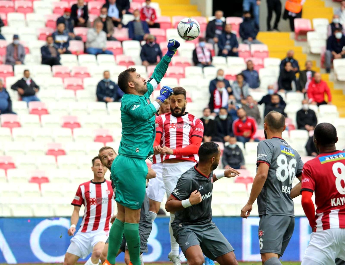 Süper Lig: DG Sivasspor: 1 Fatih Karagümrük: 0 (İlk yarı)