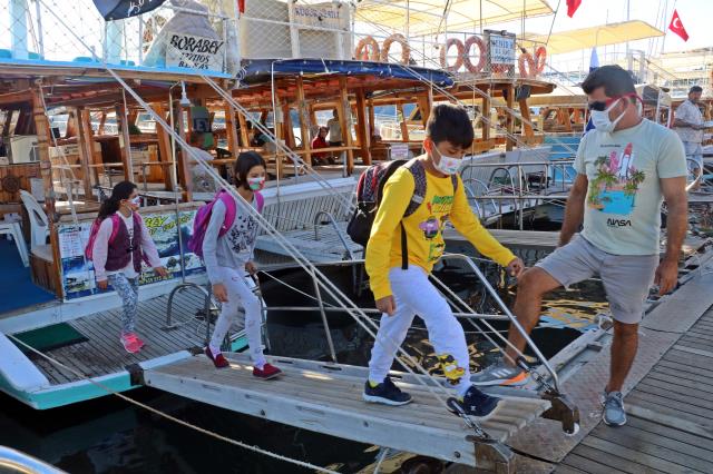 Turistleri kıskandıracak yolculuk: Her sabah okullarına tekneyle gidiyorlar