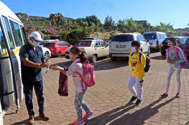 Turistleri kıskandıracak yolculuk: Her sabah okullarına tekneyle gidiyorlar