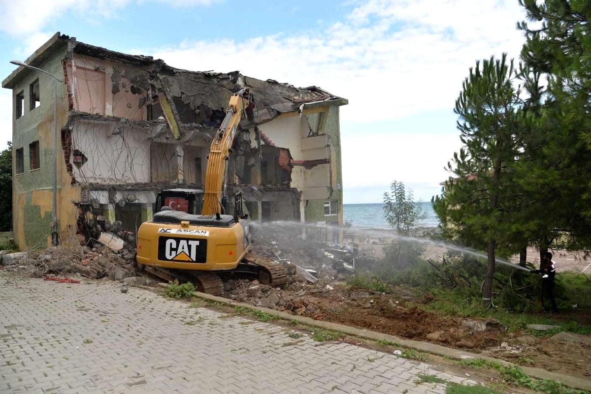 Türkeli\'de eski halk eğitim binasının yıkımına başlandı