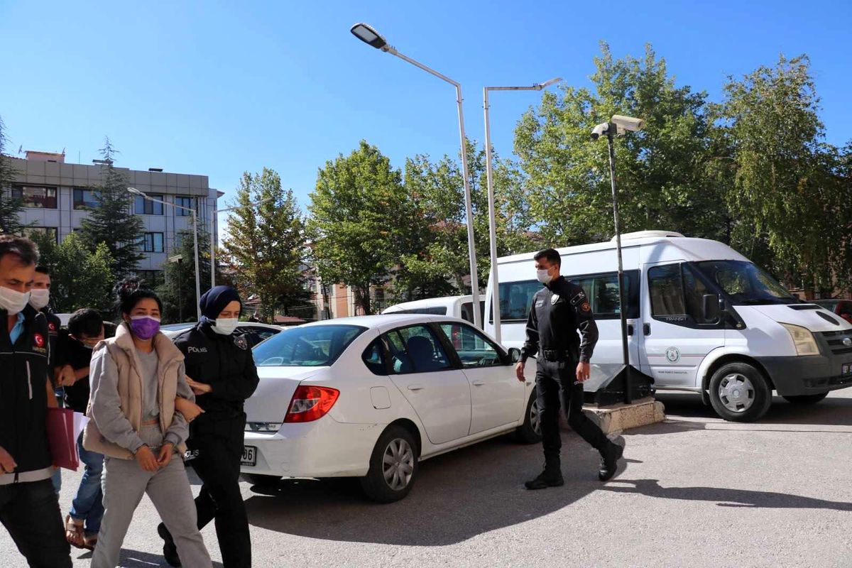 Uyuşturucu operasyonlardı yakalanan 3 kişiden ikisi tutuklandı