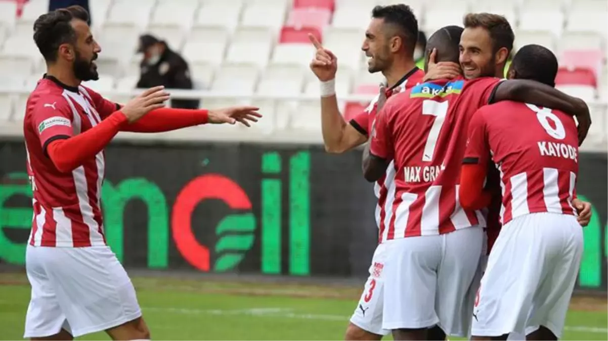 Yiğido evinde ilk kez güldü! Sivasspor, sahasında Fatih Karagümrük\'ü 4-0 yendi