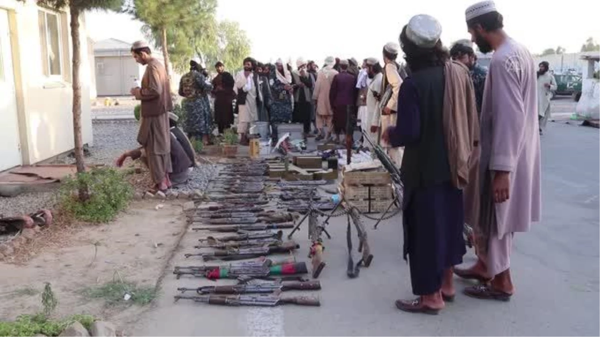 Son dakika... AFGANİSTAN - Taliban, Kandahar\'da dört silah kaçakçısını yakaladı