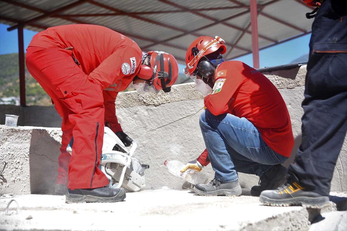 AKUT, Türkiye genelindeki deprem tatbikatlarını Alanya\'da yapıyor