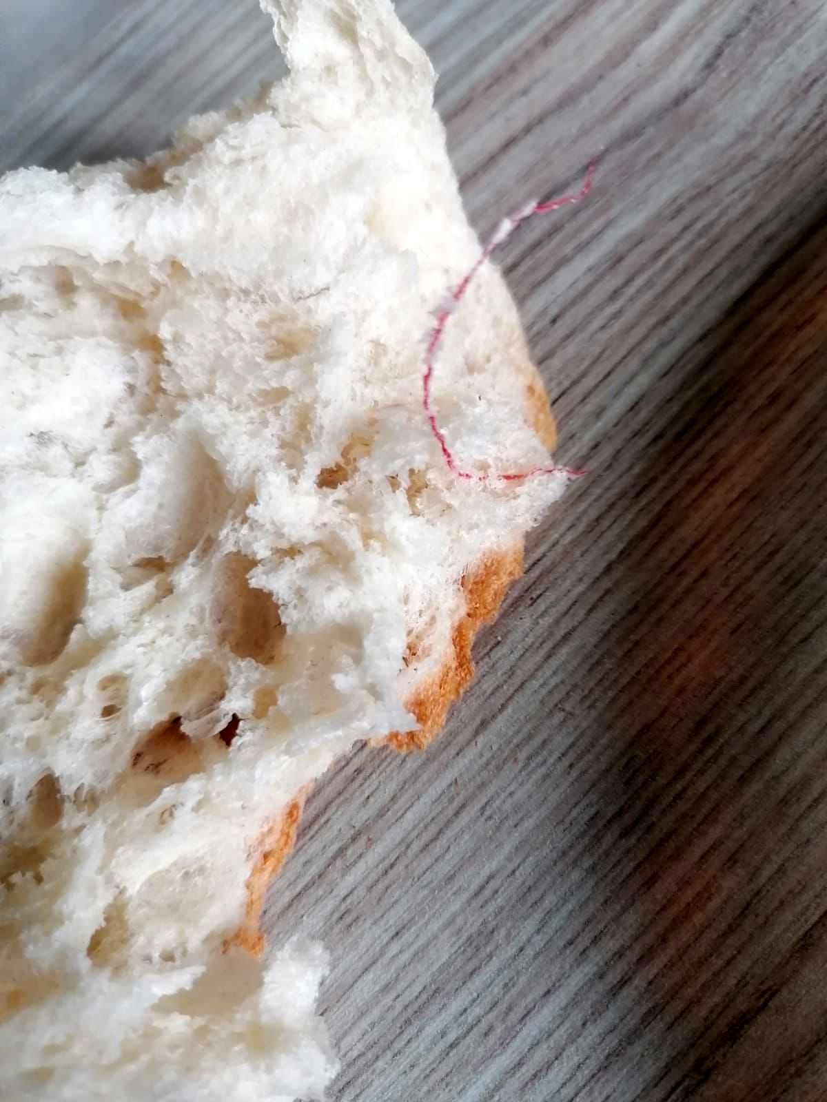 Aldığı ekmeğin içinden çıkanı görünce şok oldu