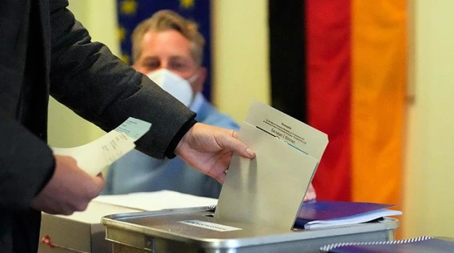 Almanya'daki genel seçimde ilk sandık çıkış anketinde CDU/CSU ile SPD yüzde 25'er oy aldı