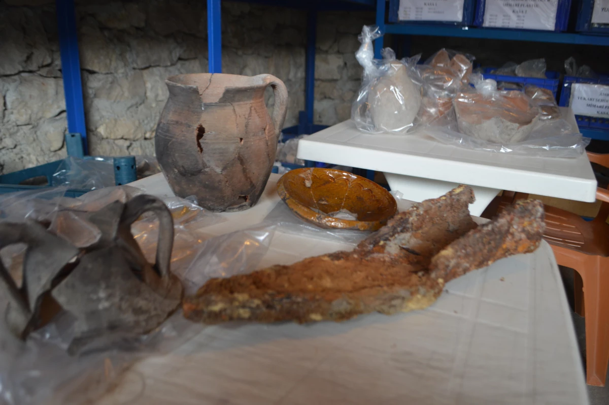 AFYONKARAHİSAR - Amorium Antik Kenti\'ndeki kazıda 800 yıllık demir saban bulundu
