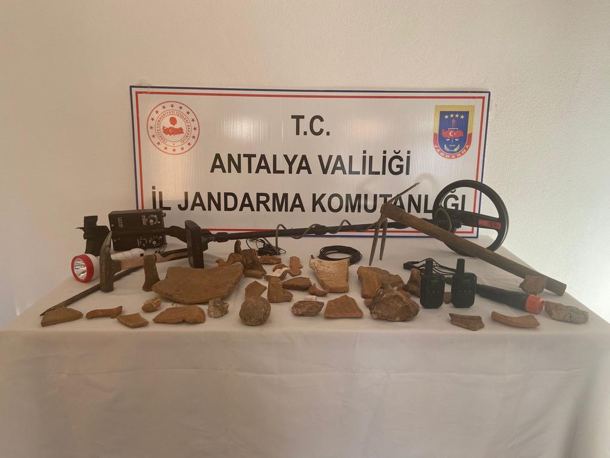 Antalya\'da kaçak kazı yapan 3 kişi suçüstü yakalandı