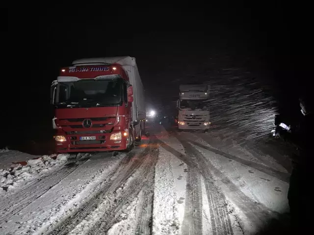 Kar ve tipi beklenenden erken geldi! Ardahan'da ulaşım kilitlendi, araçlar devrildi