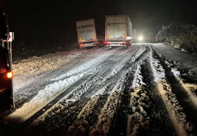 Kar ve tipi beklenenden erken geldi! Ardahan'da ulaşım kilitlendi, araçlar devrildi