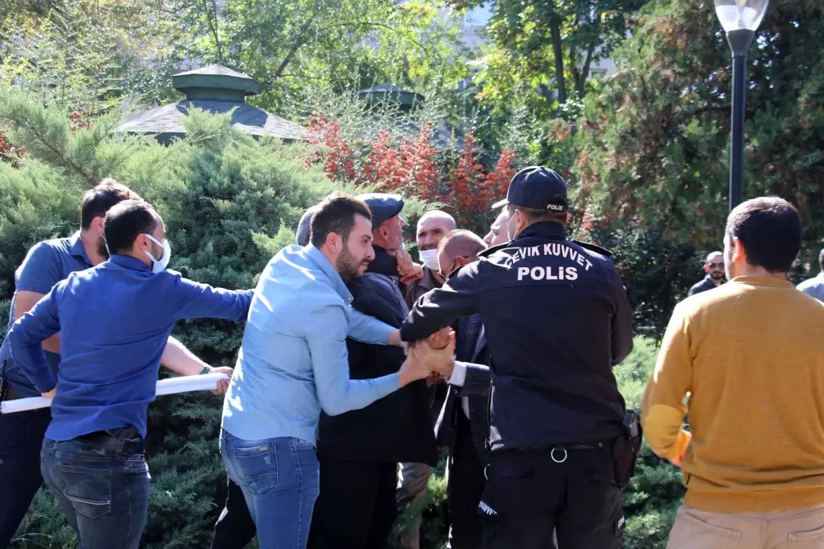 Aşı karşıtlarının mitinginde maske ve sosyal mesafe kuralları hiçe sayıldı