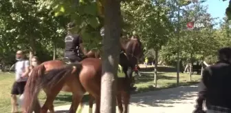 Atlı polislerden Maçka Parkı'nda koronavirüs denetimi