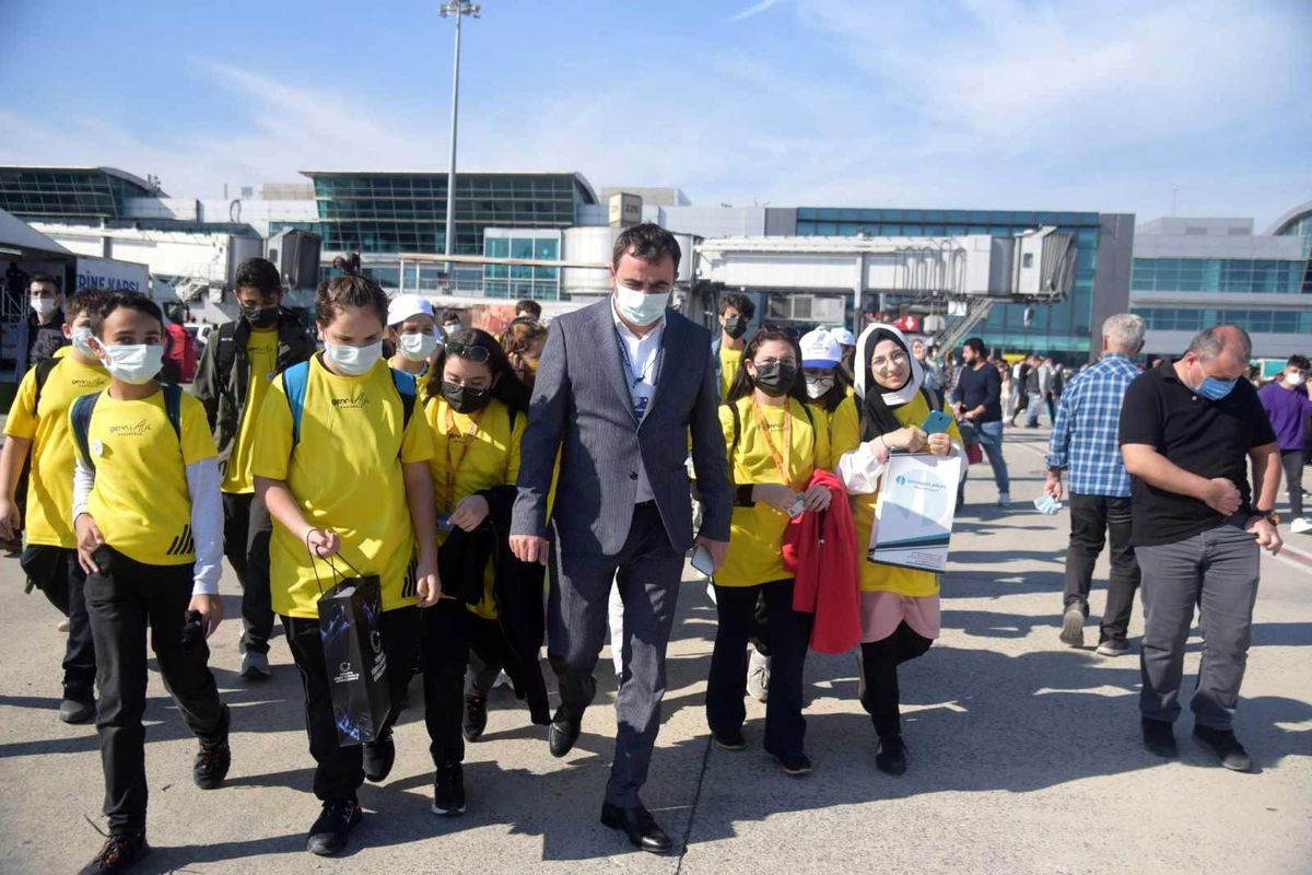 Başkan Özlü, öğrencilerle birlikte TeknoFest\'te