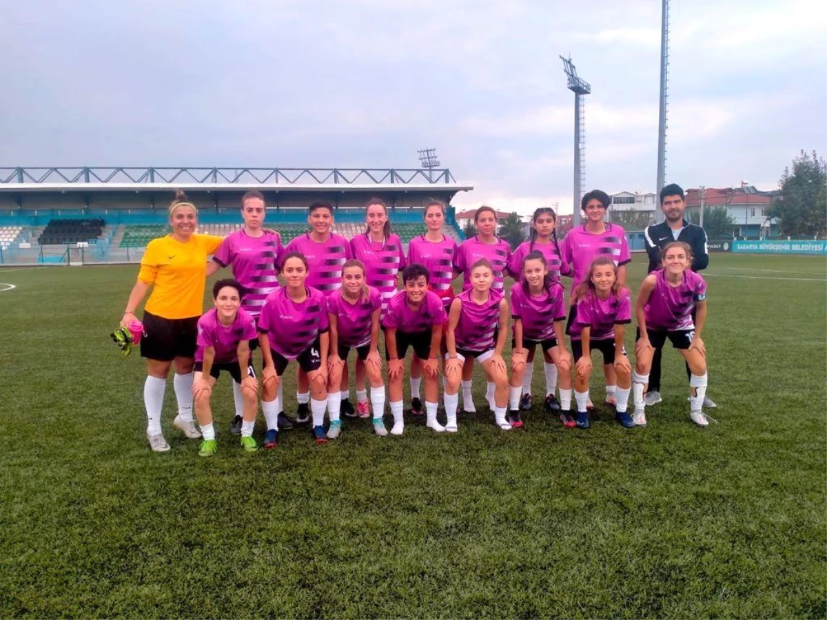 Bilecikspor Kadın Futbol Takımı Sakarya\'da galip gelmesini bildi