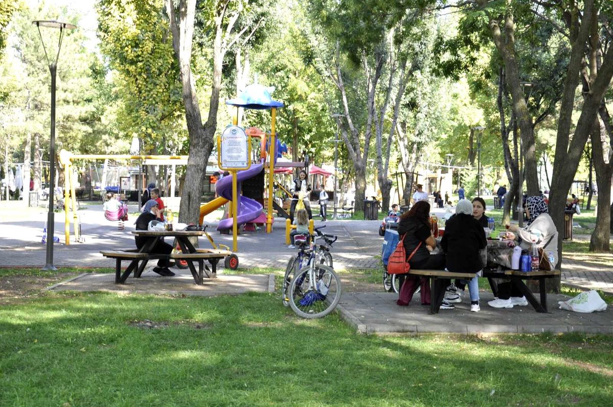 Eskişehirliler güneşli havanın tadını parklarda çıkardı