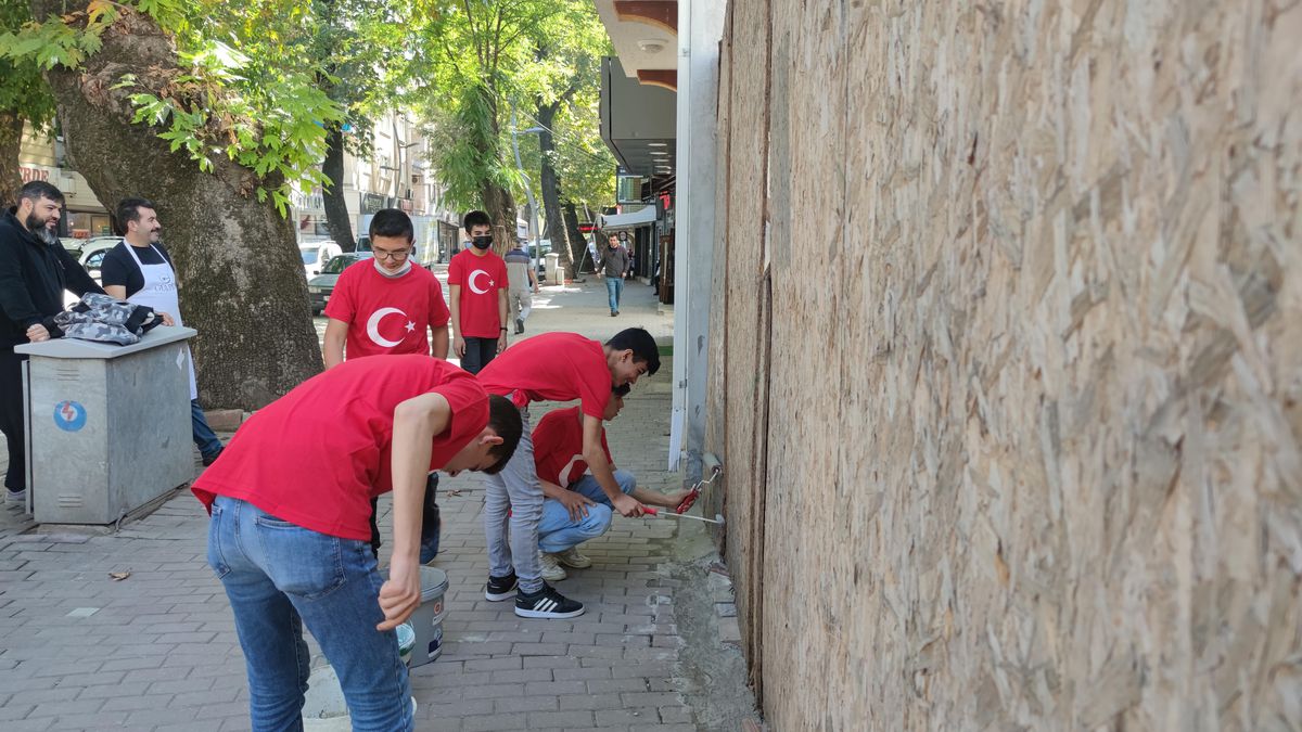 İnegöl\'de gençler, görüntü kirliliğine neden olan alanları boyuyor