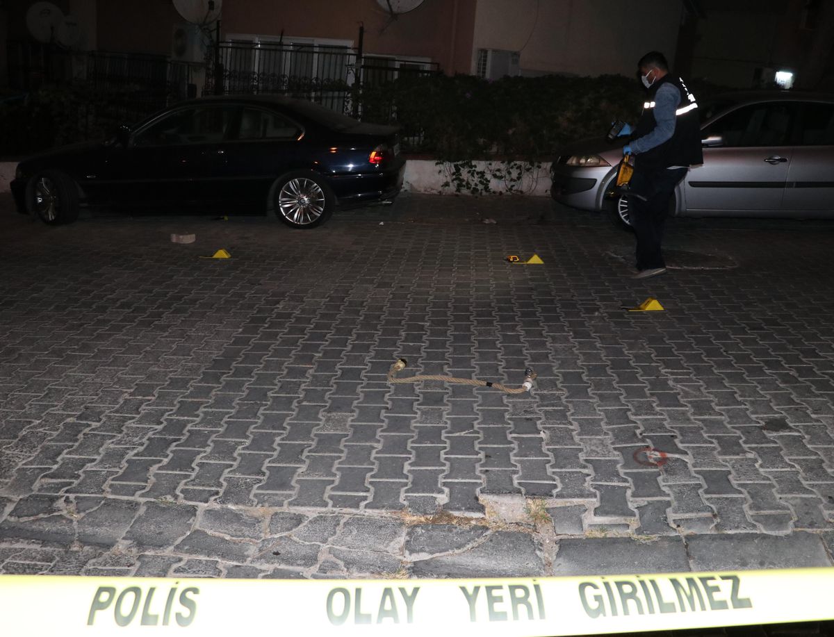 Son dakika haberi: İzmir\'de bir kişinin öldüğü silahlı saldırıya ilişkin yakalanan zanlı tutuklandı