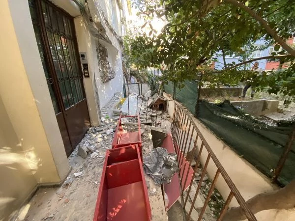 Kadıköy'de hareketli dakikalar! 5 katlı apartmanın 2 balkonu büyük bir gürültüyle çöktü