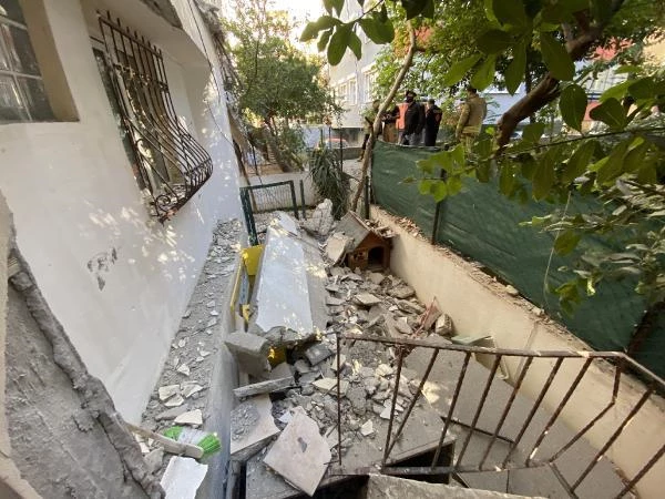 Kadıköy'de hareketli dakikalar! 5 katlı apartmanın 2 balkonu büyük bir gürültüyle çöktü