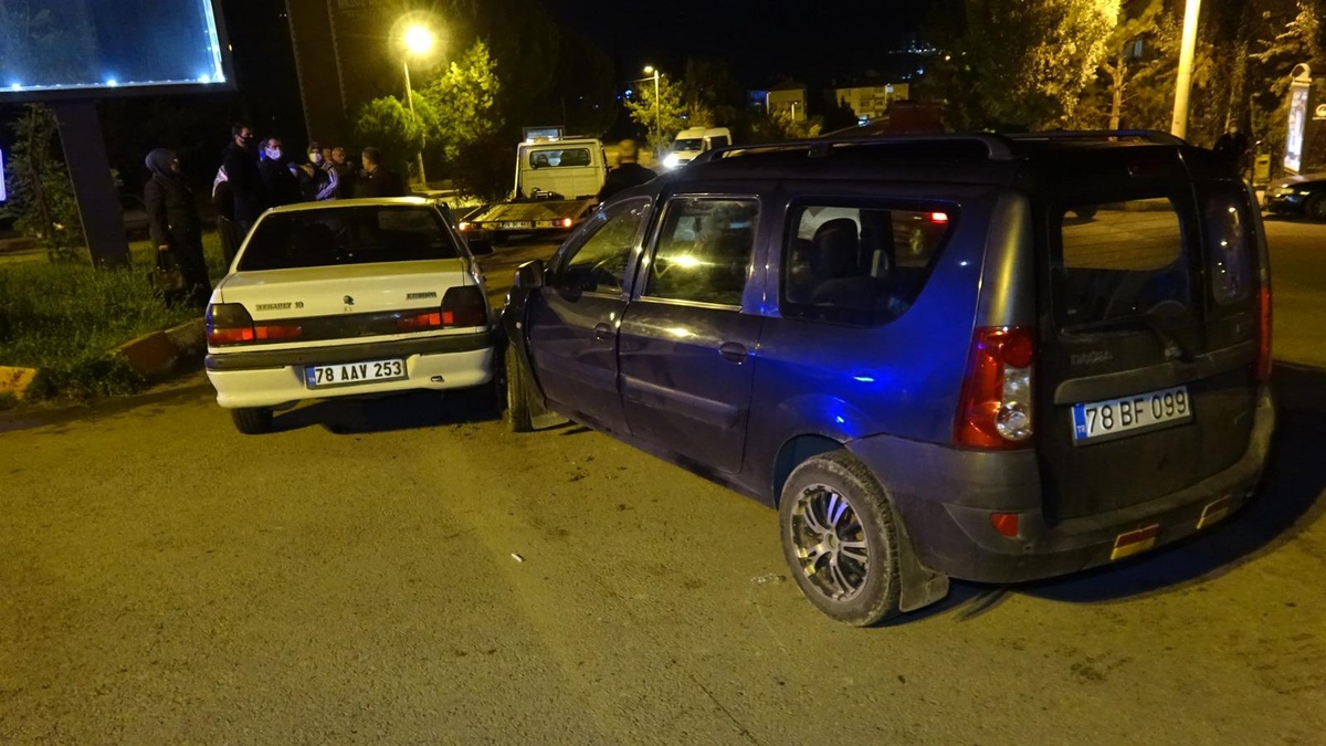 Karabük\'te iki otomobilin çarpışması sonucu 2 kişi yaralandı