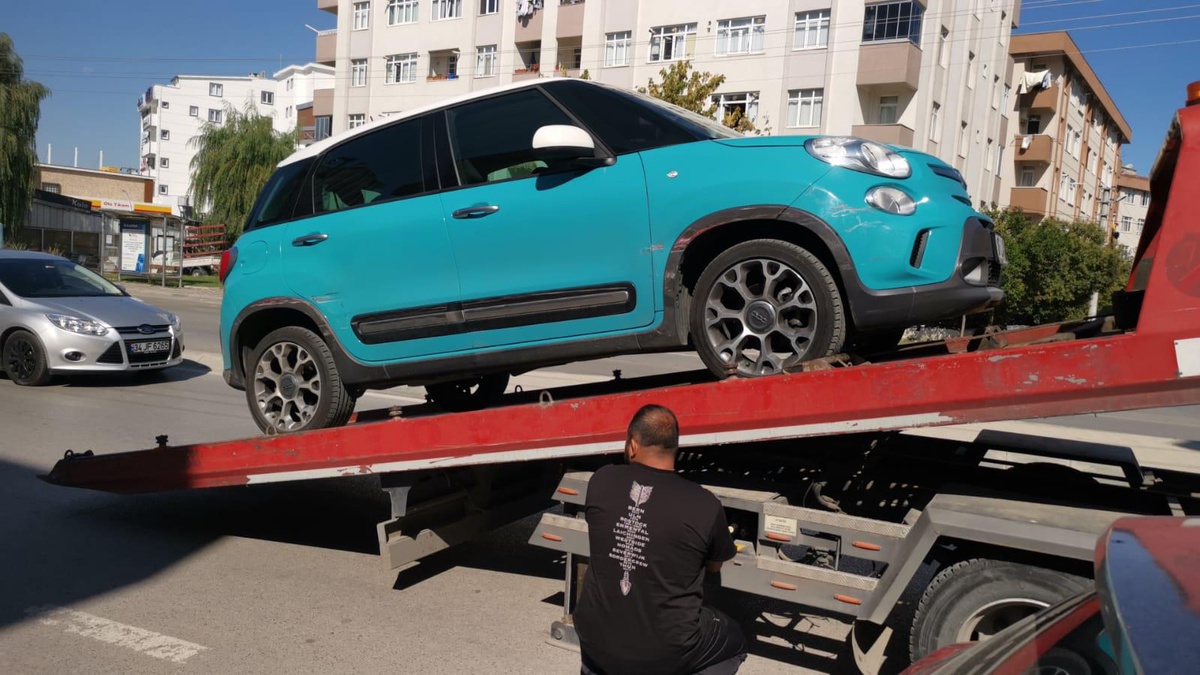 Kocaeli\'de iki otomobile çarparak zarar veren sürücü yakalandı